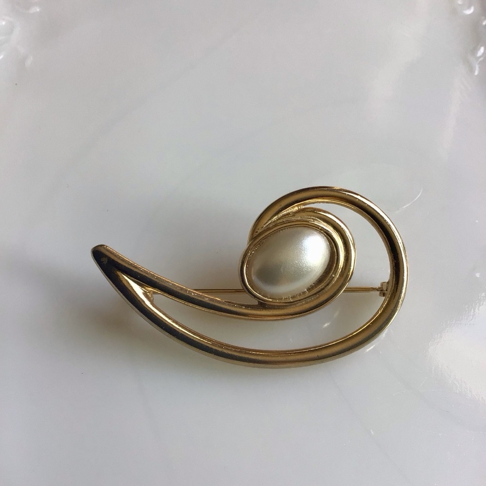 Vintage Gold and Pearl Swirl Brooch